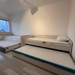 Luxurious 4bdr Retreat With Cozy Fireplace Vila