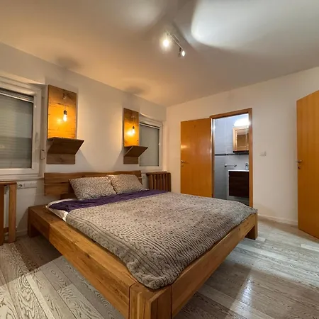 Luxurious 4bdr Retreat With Cozy Fireplace Vila