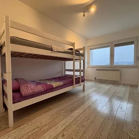 Luxurious 4bdr Retreat With Cozy Fireplace *