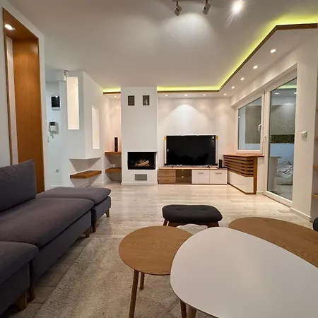 Vila Luxurious 4bdr Retreat With Cozy Fireplace