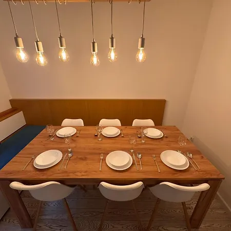 Luxurious 4bdr Retreat With Cozy Fireplace *