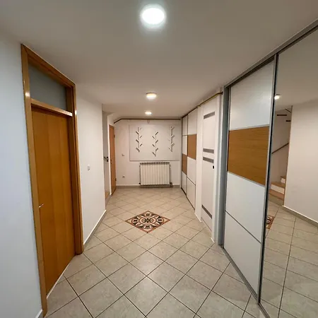 Luxurious 4bdr Retreat With Cozy Fireplace *