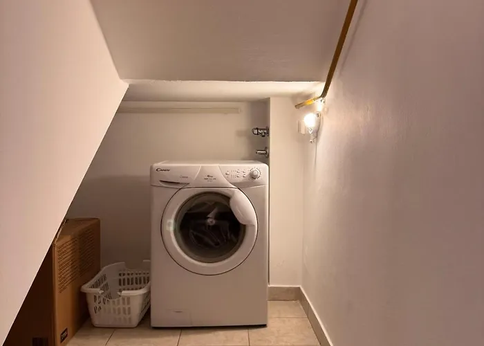 Luxurious 4bdr Retreat With Cozy Fireplace *