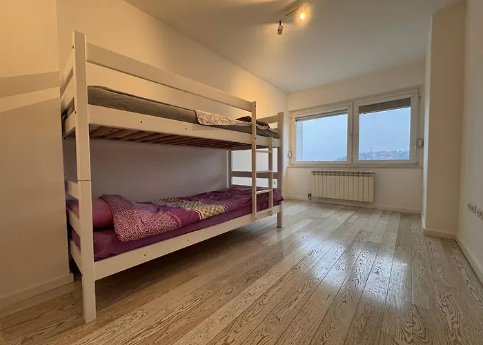 Luxurious 4bdr Retreat With Cozy Fireplace *