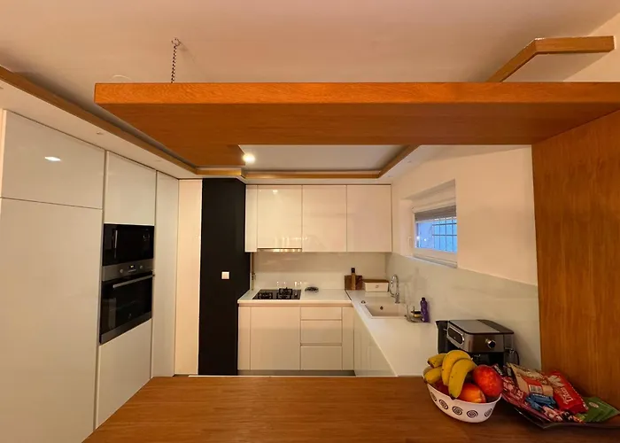 Luxurious 4bdr Retreat With Cozy Fireplace Vila Sarajevo