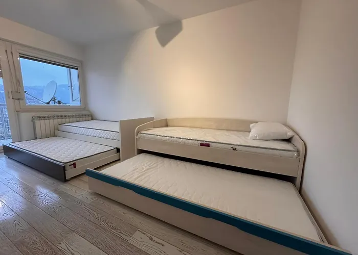 Luxurious 4bdr Retreat With Cozy Fireplace Vila