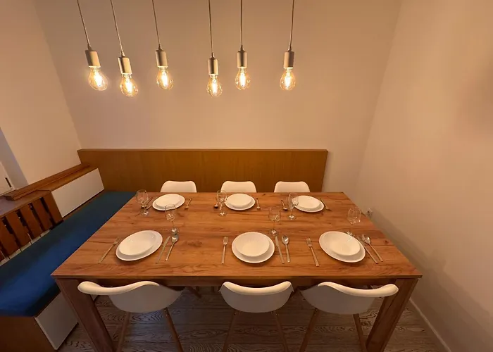 Luxurious 4bdr Retreat With Cozy Fireplace *