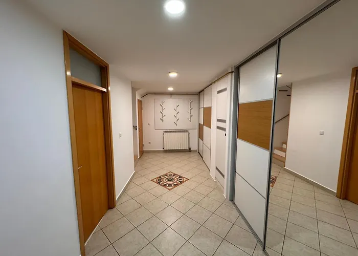 Luxurious 4bdr Retreat With Cozy Fireplace *